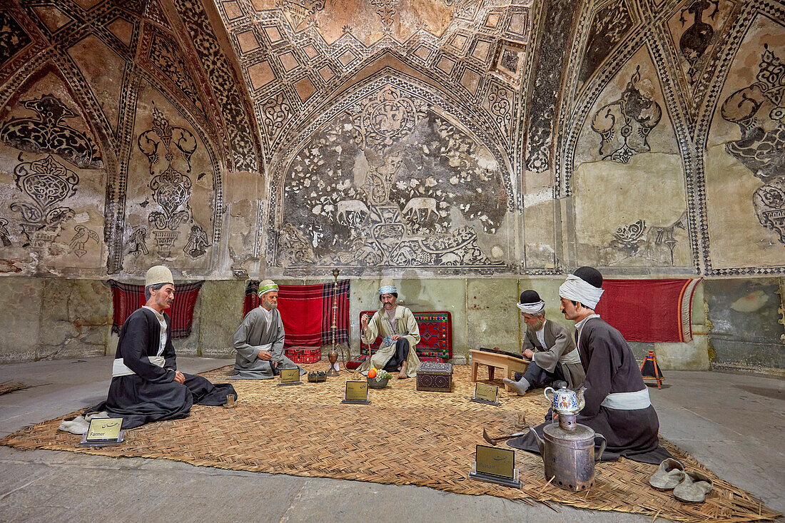 Lebensgroße Wachsfiguren von Menschen im Vakil-Badehaus, einem persischen öffentlichen Badehaus aus dem 18. Jahrhundert, die das wahre Leben während der Zand-Zeit zeigen. Shiraz, Iran.