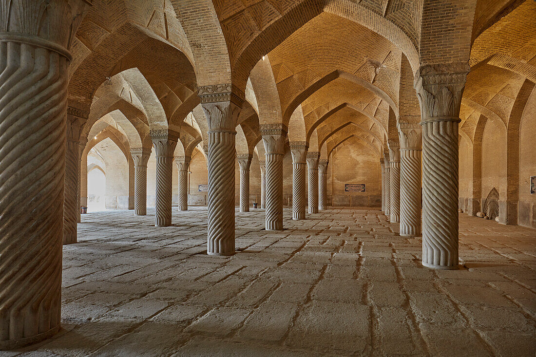  Innenansicht der zentralen Gebetshalle mit vielen Säulen, die das Dach der Backsteingewölbe in der Vakil-Moschee aus dem 18. Jahrhundert in Shiraz, Iran, stützen. 