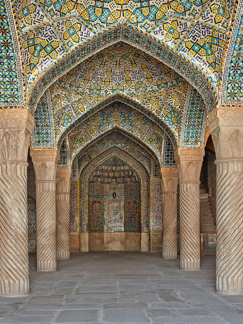  Mihrab (eine Nische in der Wand, die die Richtung nach Mekka anzeigt) in der Hauptgebetshalle der Vakil-Moschee aus dem 18. Jahrhundert. Shiraz, Iran. 