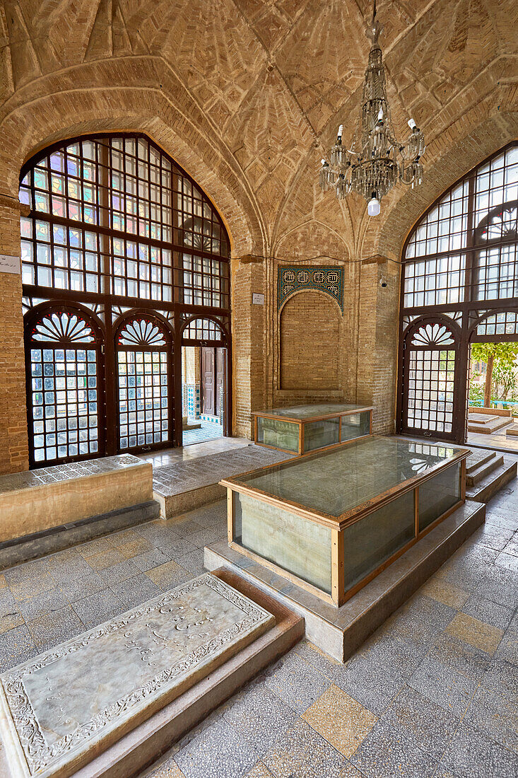 Innenansicht Künstlerfriedhof in den Musalla-Gärten am Grab von Hafez, einem der größten persischen Dichter aller Zeiten. Shiraz, Iran.