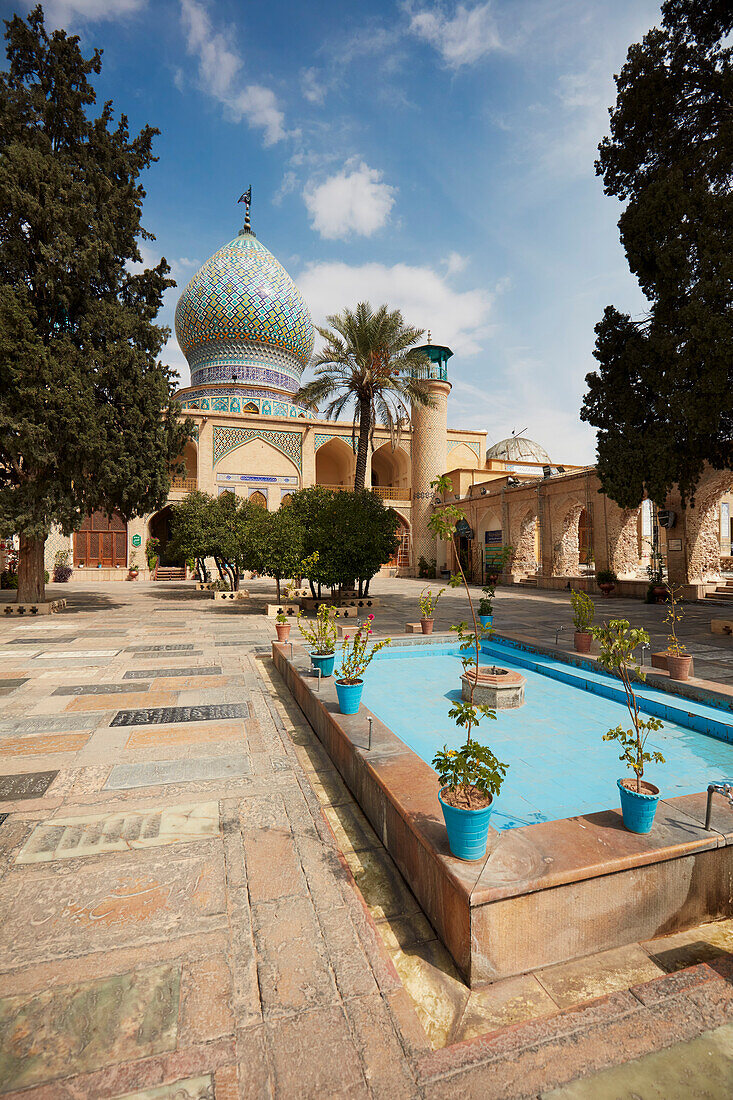 Innenhof Heiliger Schrein Ali Ibn Hamzeh mit einem Wasserbecken. Shiraz, Iran.