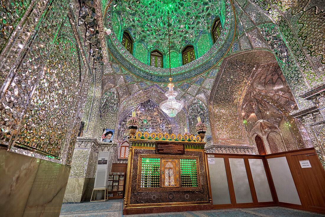 Innenansicht Heiliger Schrein Ali Ibn Hamzeh, innen aufwendig mit glänzenden Spiegelfliesen (Aina-Kari) verziert. Shiraz, Iran.