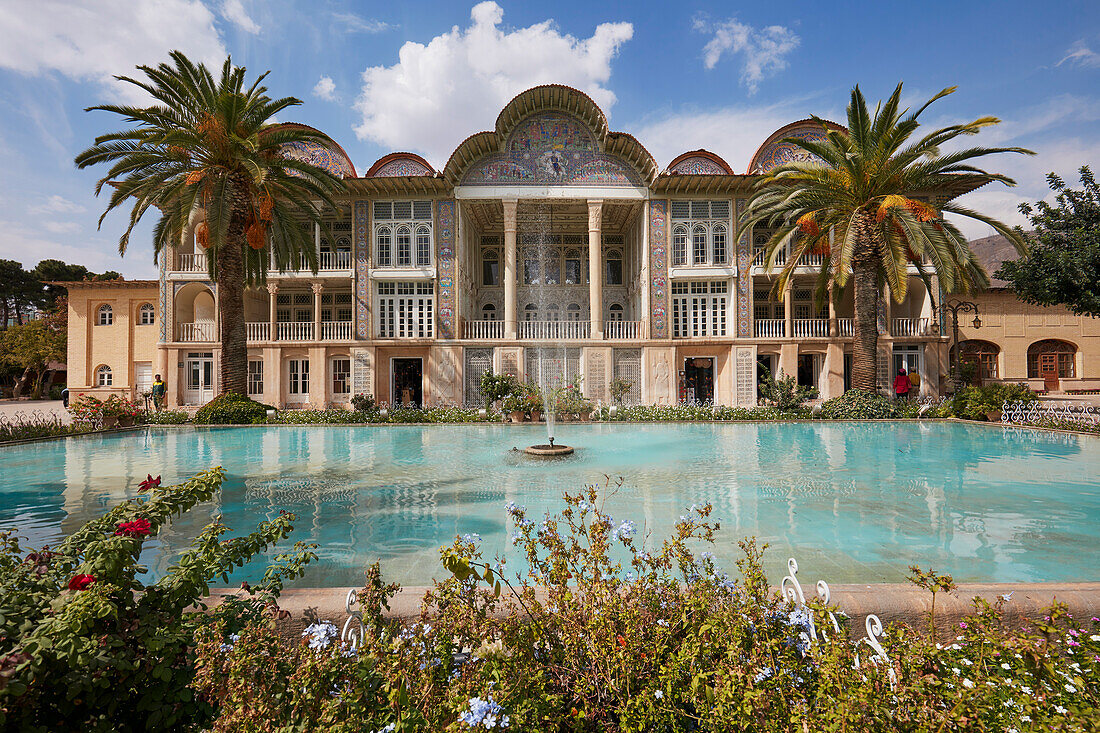  Wasserteich mit Springbrunnen im Pavillon aus dem 19. Jahrhundert im Eram-Garten (Bagh-e Eram), UNESCO-Weltkulturerbe. Shiraz, Iran. 