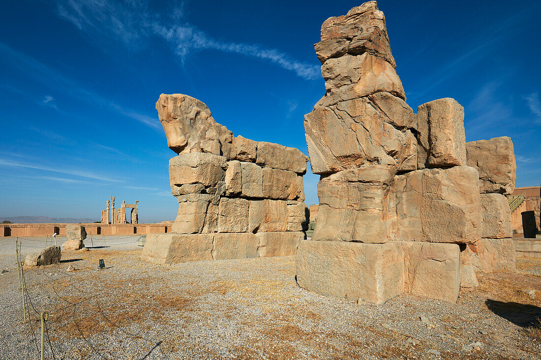  Riesige Steinbullen des Unvollendeten Tores (auch bekannt als Tor der Armee) in Persepolis, der zeremoniellen Hauptstadt des Achämenidenreichs (550–330 v. Chr.), Iran. 