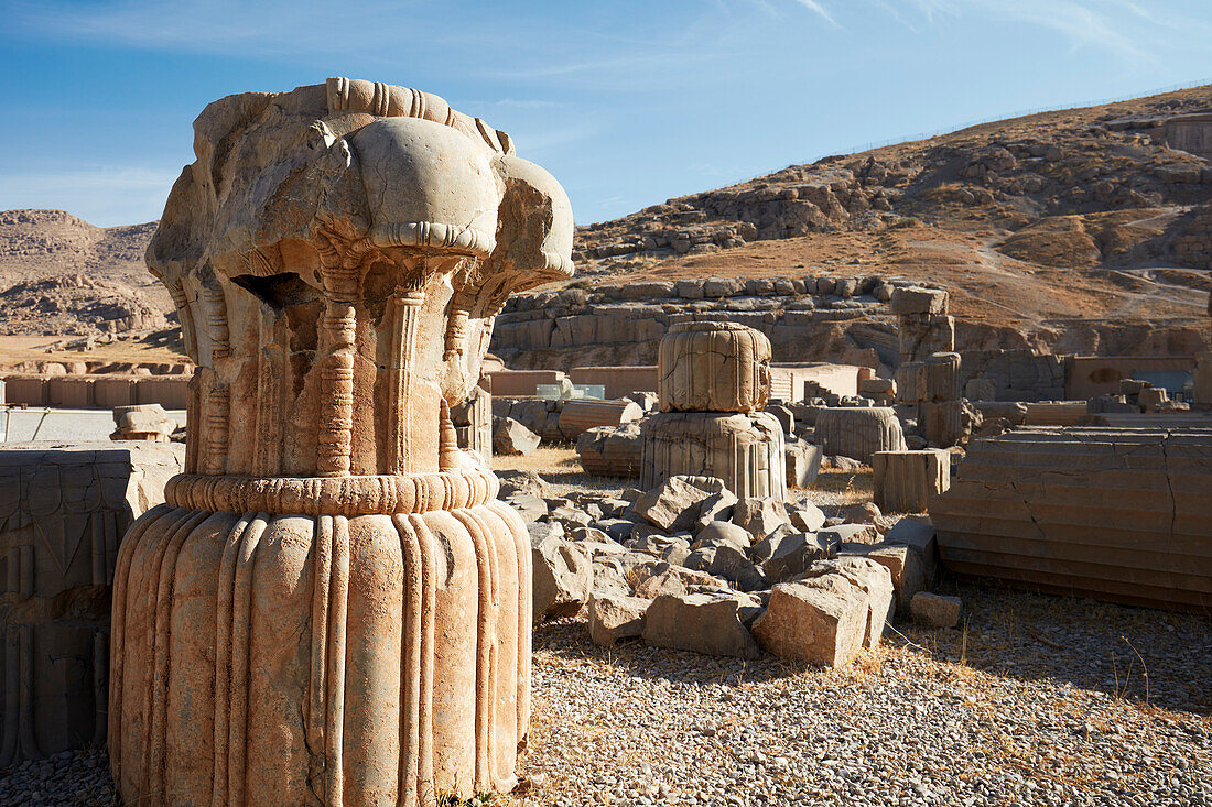  Teile umgestürzter antiker Säulen in Persepolis, der zeremoniellen Hauptstadt des Achämenidenreichs (550–330 v. Chr.), Iran. 