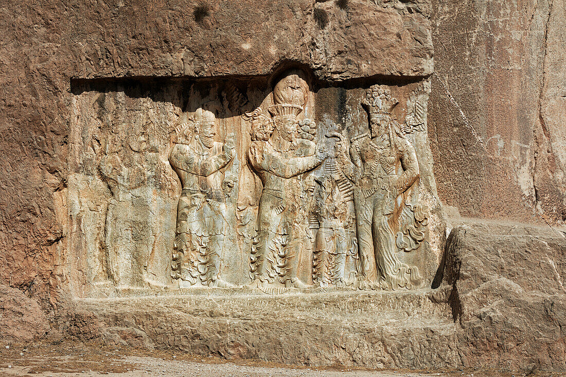  Die Investitur von Narseh, ein Felsrelief, das den persischen König Narseh zeigt, wie er den Herrscherring von der Göttin Anahita erhält. Naqsh-e Rostam, Iran. 