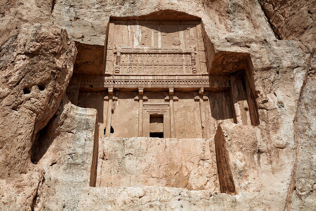  In den Felsen gehauenes Grab von Artaxerxes I., Achämenidenkönig von Persien (465–425 v. Chr.), in der Nekropole Naqsch-e Rostam in der Nähe von Persepolis, Iran. 