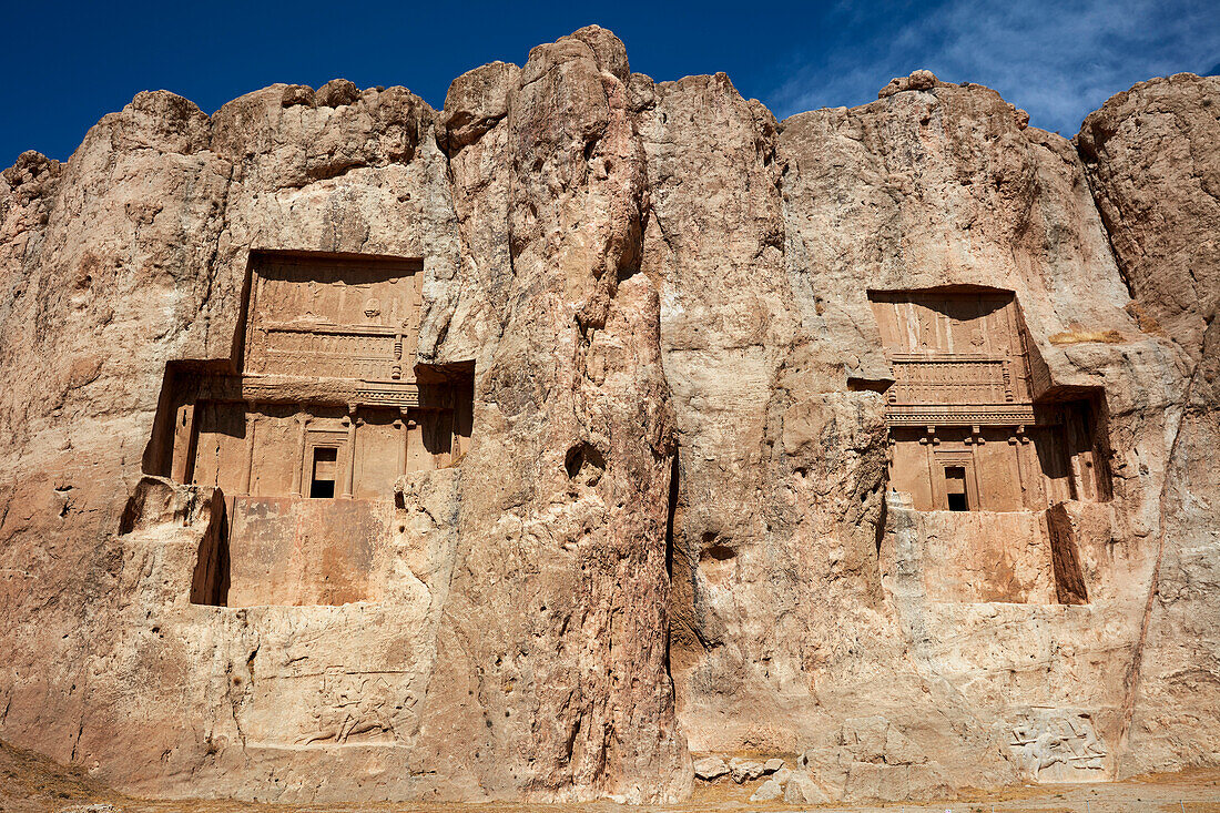  In den Felsen gehauene Gräber zweier achämenidischer Könige des Persischen Reiches – Artaxerxes I. (rechts) und Darius II. (links). Nekropole Naqsh-e Rostam in der Nähe von Persepolis, Iran. 