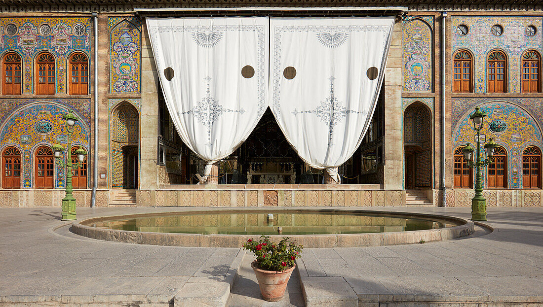 Außenansicht Marmorthrongebäude im Golestan-Palast, UNESCO-Weltkulturerbe. Teheran, Iran.