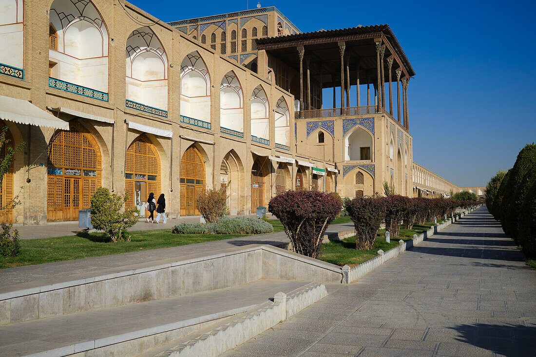 Seitenansicht Ali Qapu-Palast auf dem Naqsh-e Jahan-Platz, UNESCO-Weltkulturerbe. Isfahan, Iran.