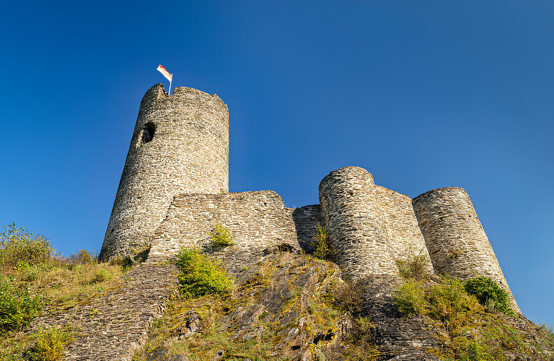  View up to the castle ruins of Winneburg, Cochem, Mosel, Rhineland-Palatinate, Germany 