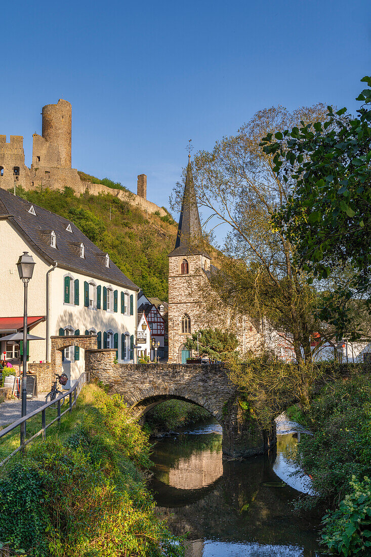 Spaziergang durch Monreal, die Löwenburg im Blick, Landkreis Mayen-Koblenz, Rheinland-Pfalz, Deutschland