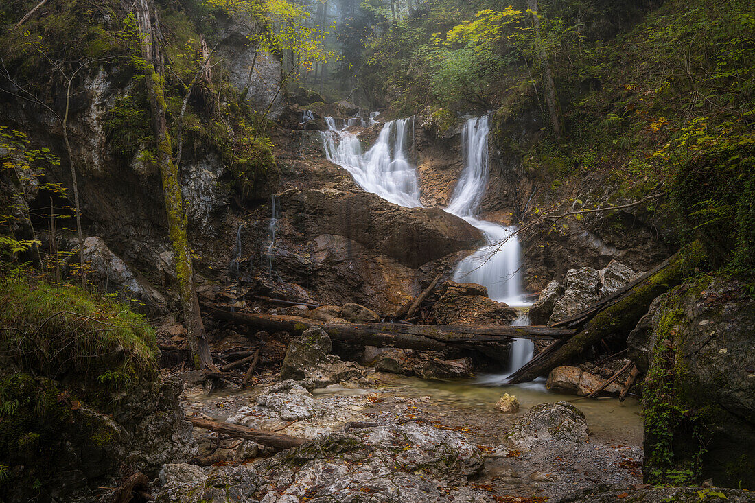 Frühherbst am Lainbach Wasserfall bei Kochel am See, Oberbayern, Bayern, Deutschland, Europa