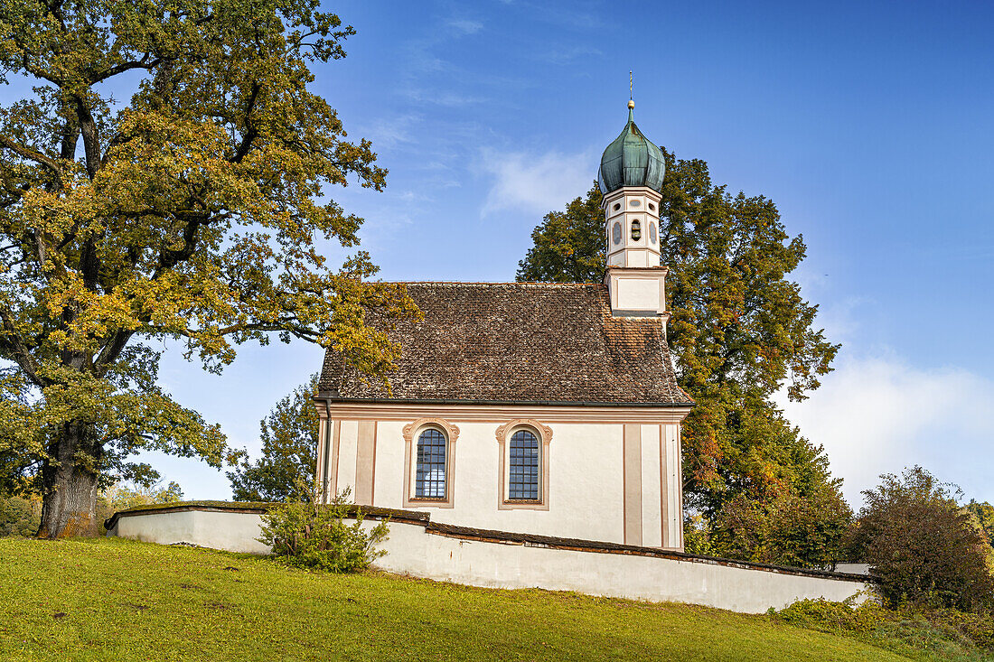 St. Georg im Murnauer Moos im Oktober, Murnau, Bayern, Deutschland