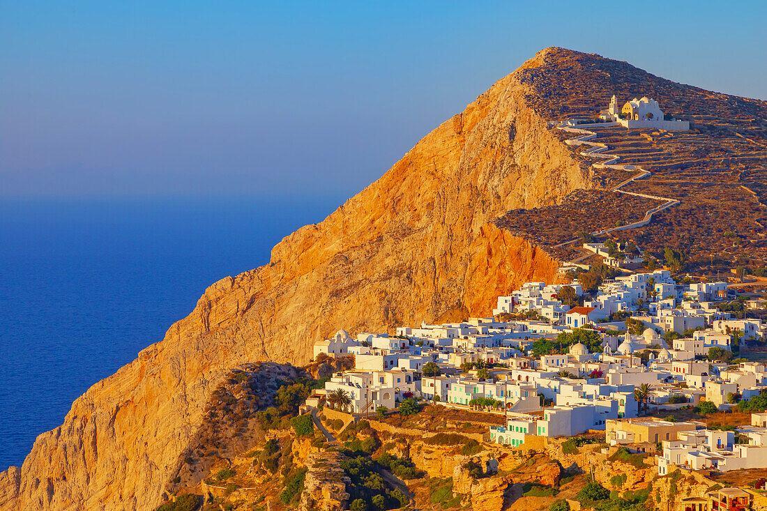 Blick auf das Dorf Chora, erbaut auf einer Klippe über dem Meer, Insel Folegandros, Kykladen, Griechenland