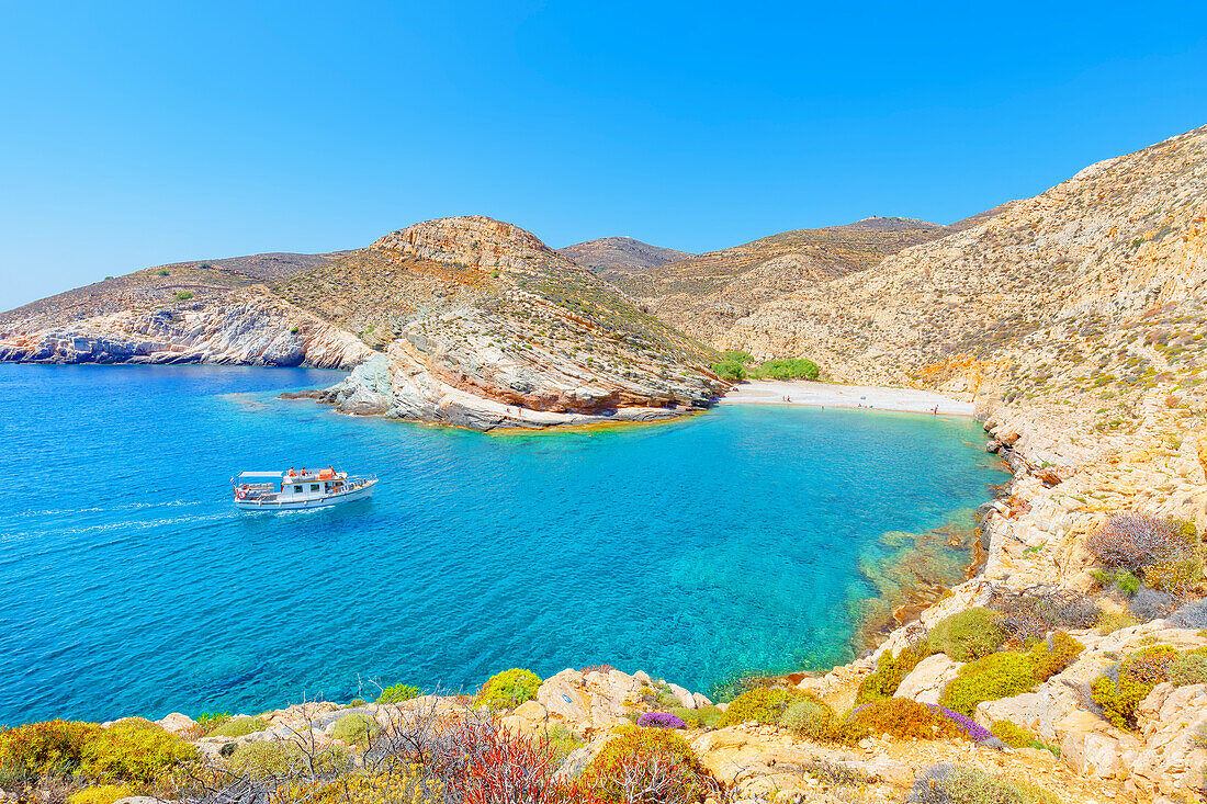  Blick auf die Bucht von Livadaki, Insel Folegandros, Kykladen, Griechenland 