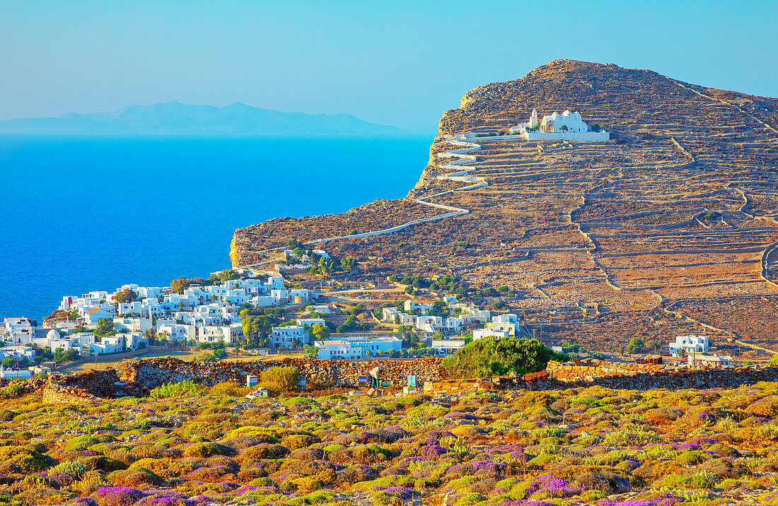 Blick auf das Dorf Chora, erbaut auf einer Klippe über dem Meer, Insel Folegandros, Kykladen, Griechenland