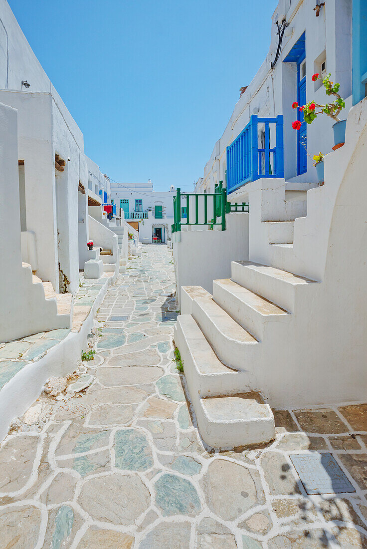  Blick auf Kastro, die älteste Siedlung des Dorfes Chora, Chora, Insel Folegandros, Kykladen, Griechenland 