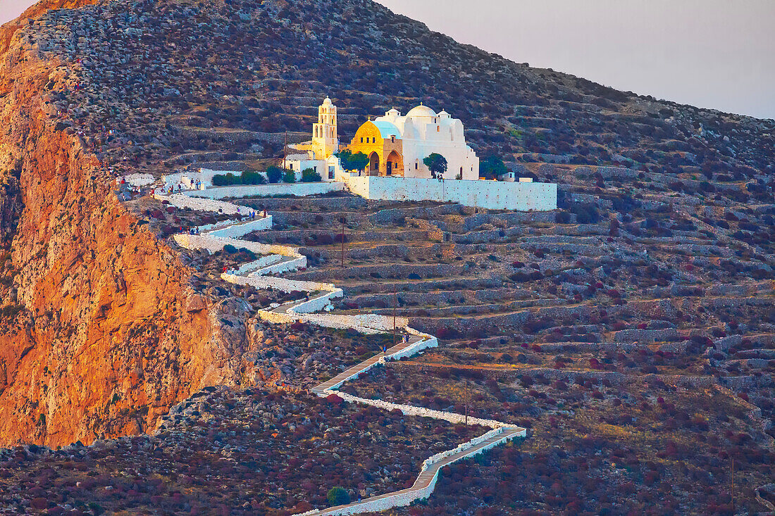  Blick auf die Kirche Panagia Kimissis, erbaut auf einer Klippe über dem Meer, Chora, Insel Folegandros, Kykladen, Griechenland 