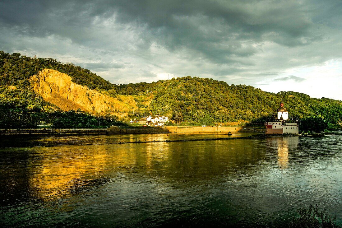 Burg Pfalzgrafenstein in Kaub und das Rheintal im Morgenlicht, Oberes Mittelrheintal, Rheinland-Pfalz, Deutschland