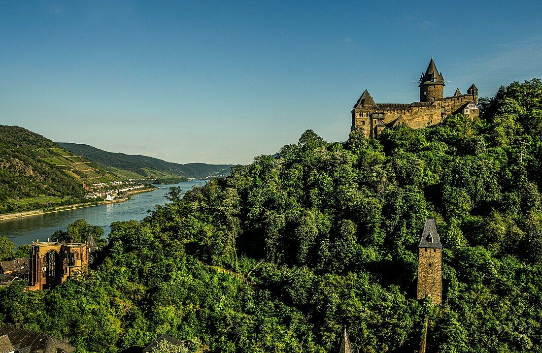  Stahleck Castle, Love Tower and Werner Chapel in Bacharach, in the background the Rhine Valley, Upper Middle Rhine Valley, Rhineland-Palatinate, Germany 