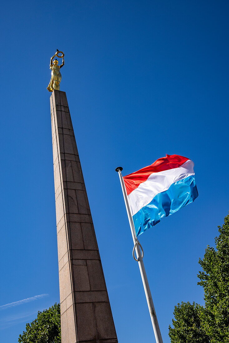 Riesige luxemburgische Nationalflagge und Denkmal „Gëlle Fra“ (Denkmal der Erinnerung), Luxemburg, Luxemburg, Europa