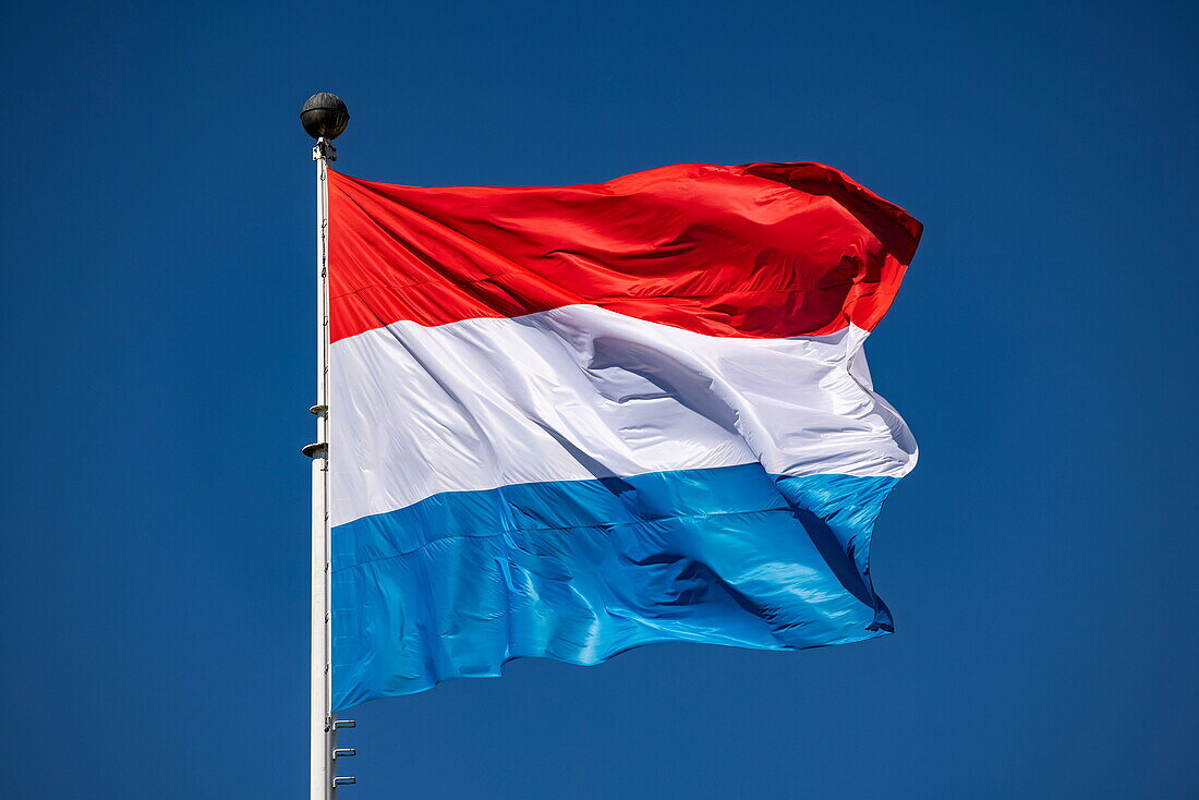  Huge Luxembourg national flag flies near the “Gëlle Fra” monument (Monument of Remembrance), Luxembourg, Luxembourg, Europe 