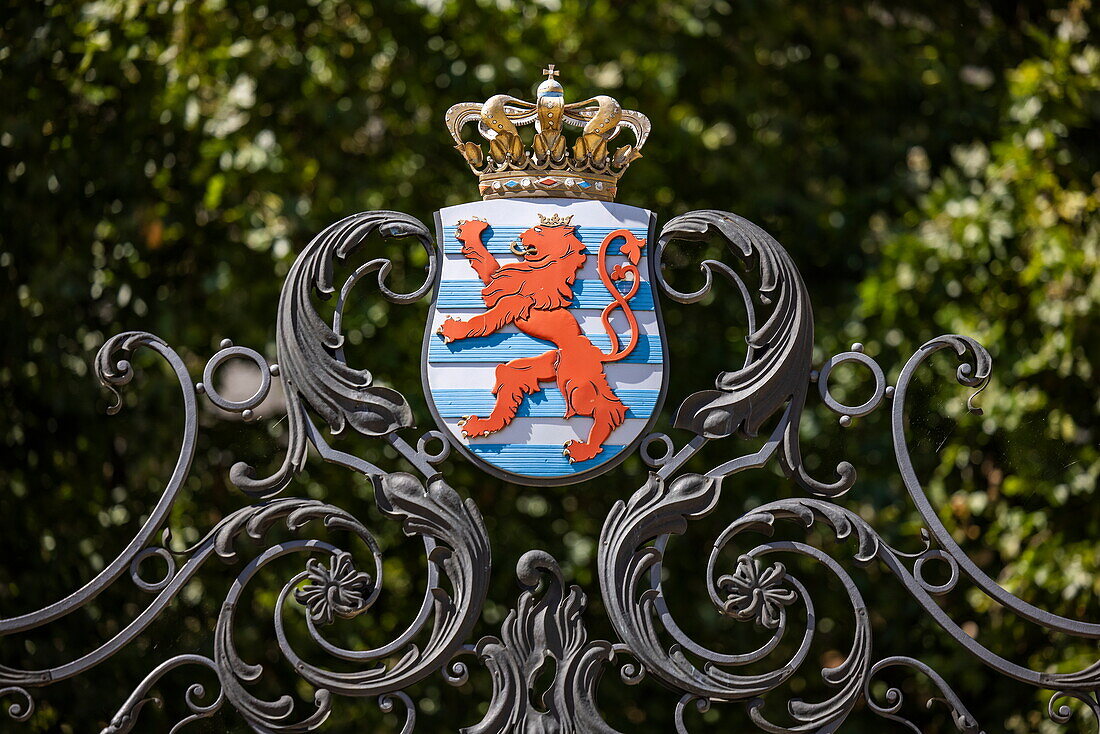 Luxemburgisches Wappen mit dem roten Löwen auf einem schmiedeeisernen Tor, Luxemburg, Europa