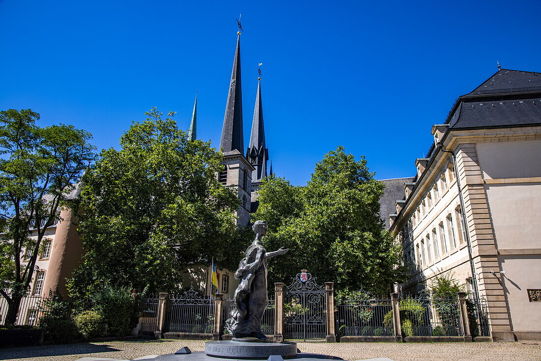  Statue of Grand Duchess Charlotte on Place de Clairefontaine with Notre-Dame Cathedral behind, Luxembourg, Luxembourg, Europe 