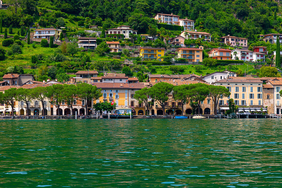 Haus am Berghang an einem sonnigen Sommertag am Ufer, Luganersee in Morcote, Lugano, Tessin, Schweiz.