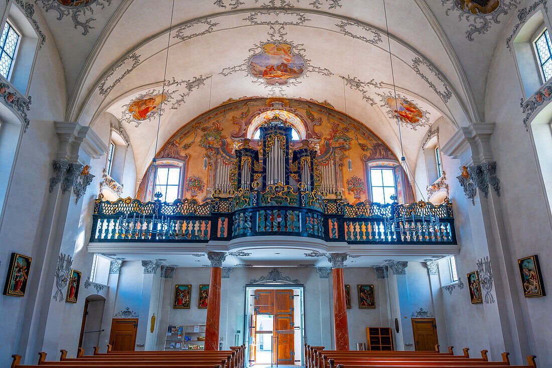 Im Inneren der katholischen Pfarrkirche St. Peter und Paul in der Altstadt an einem sonnigen Sommertag in Andermatt, Uri, Schweiz.