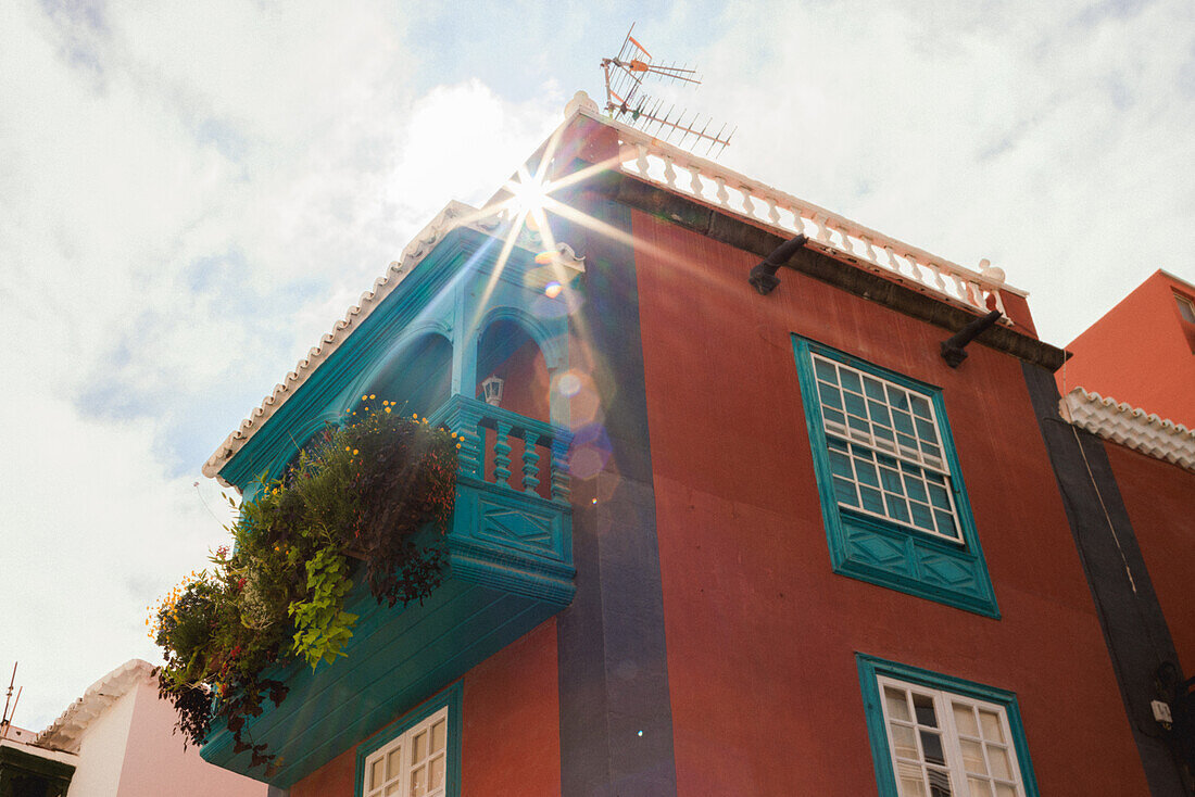 Haus mit Balkon, Sonne, Hafenstadt Santa Cruz de La Palma, kanarische Insel La Palma, Spanien