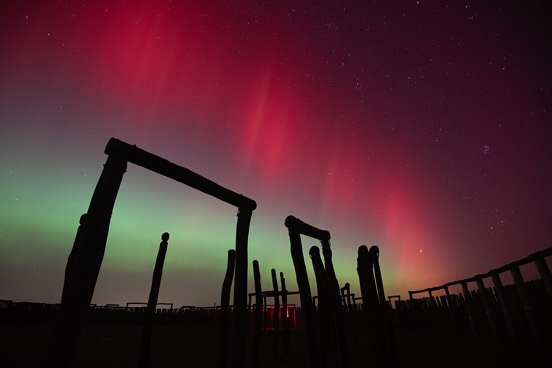  Northern lights at the Pömmelte ring sanctuary, a prehistoric circular ditch system is also referred to by archaeologists as the German Stonehenge, Zackmünde, Pömmelte, Saxony-Anhalt, Germany 