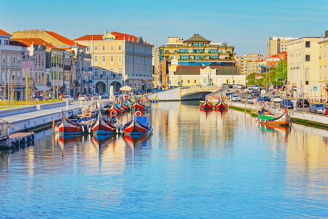 Moliceiro-Boote auf der Lagune von Fluss Aveiro, Aveiro, Portugal