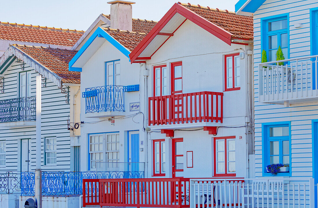  Traditionelle gestreifte Holzhäuser, Costa Nova do Prado, Aveiro, Portugal 