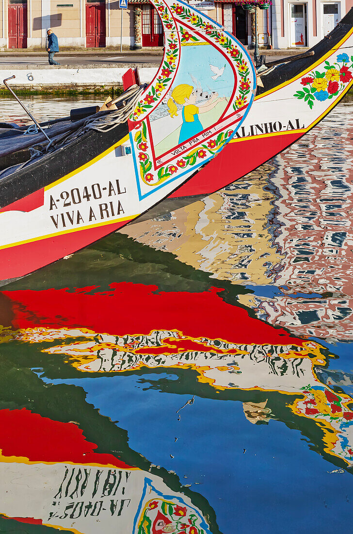  Traditionelles Moliceiro-Boot spiegelt sich im Wasser, Aveiro, Portugal 