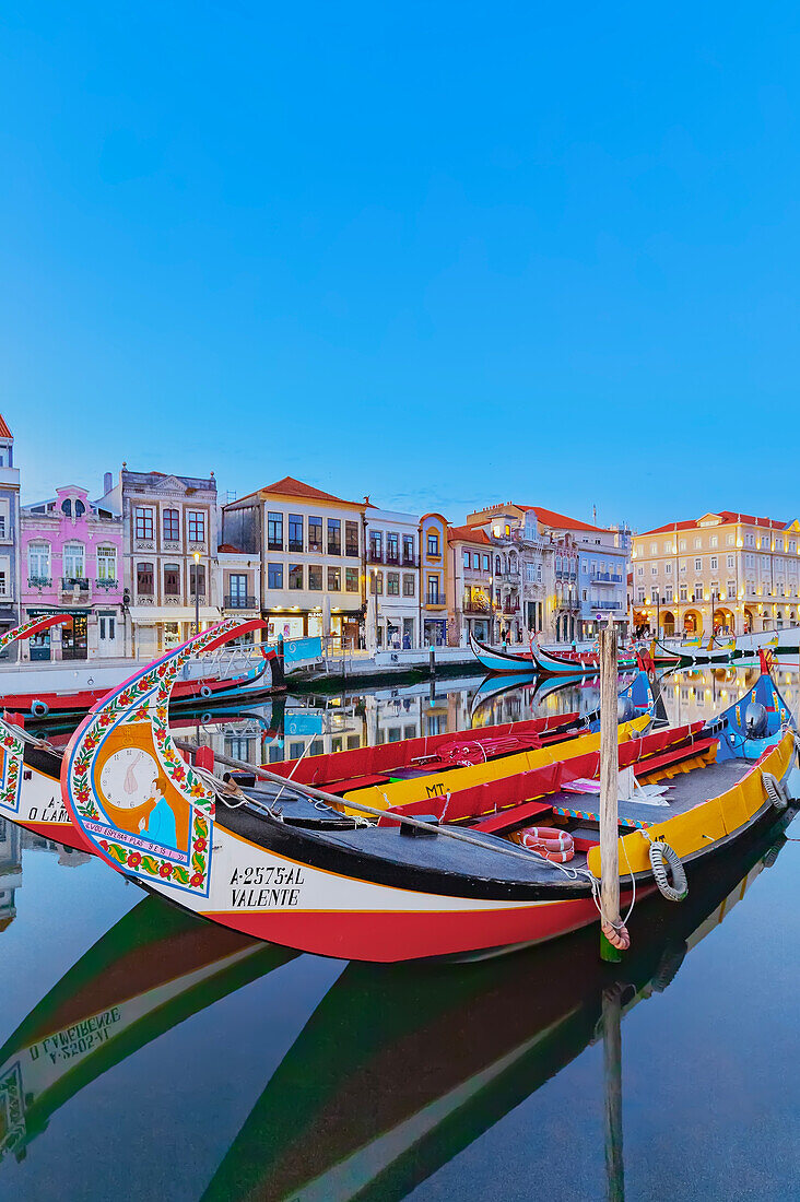  Hauptkanal von Aveiro in der Dämmerung, Aveiro, Portugal 