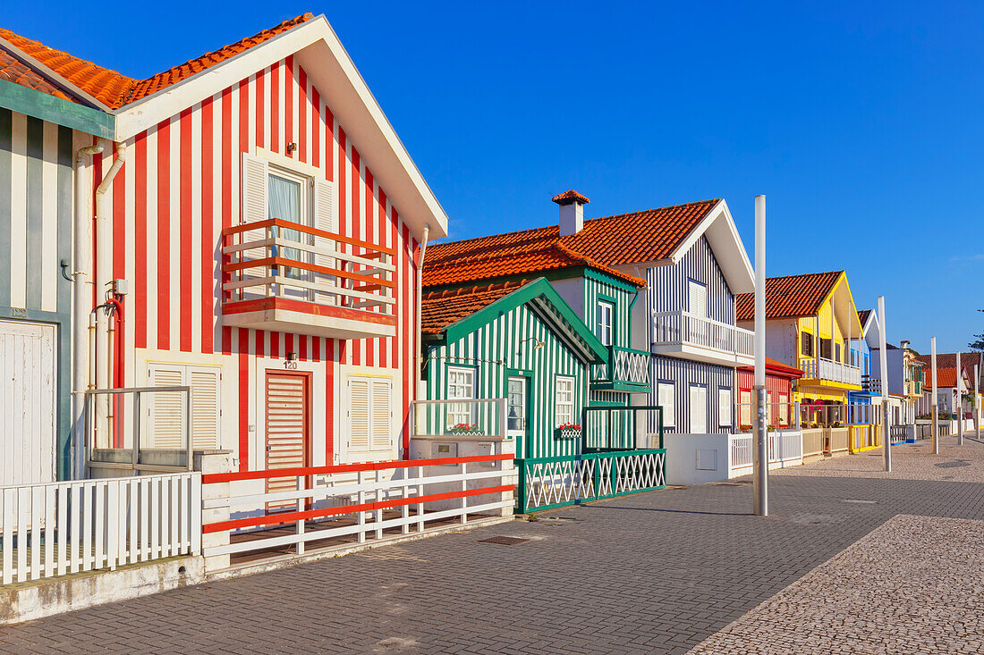  Bunt gestrichene Strandhäuser, Costa Nova do Prado, Aveiro, Portugal 