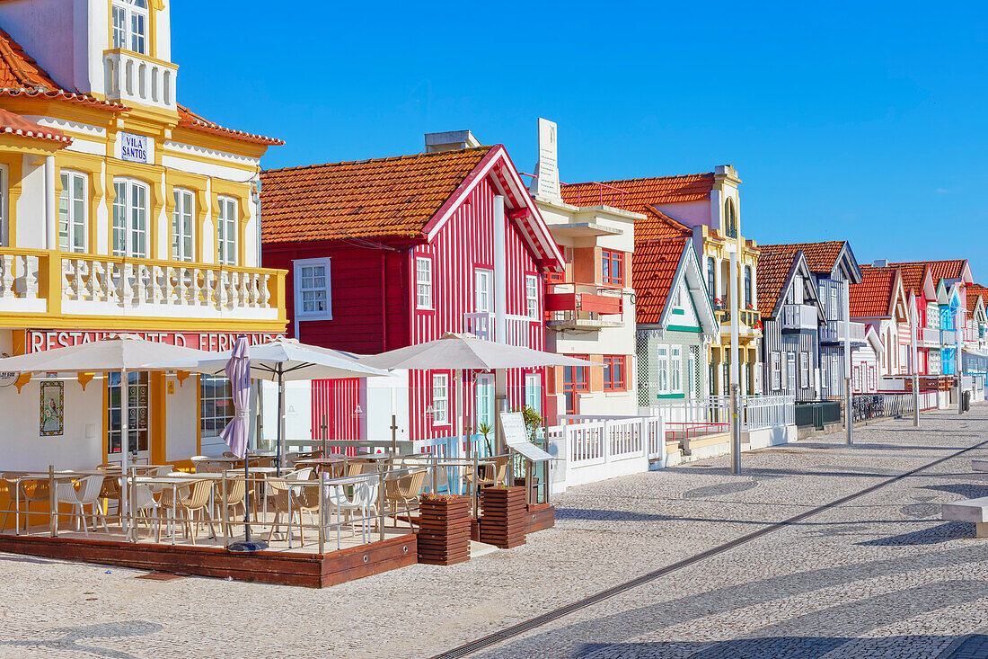  Traditionelle gestreifte Holzhäuser, Costa Nova do Prado, Aveiro, Portugal 