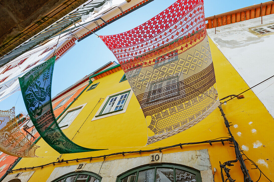 Altstadtgasse mit portugiesischen Artefakten geschmückt, Coimbra, Bezirk Coimbra, Region Centro, Portugal