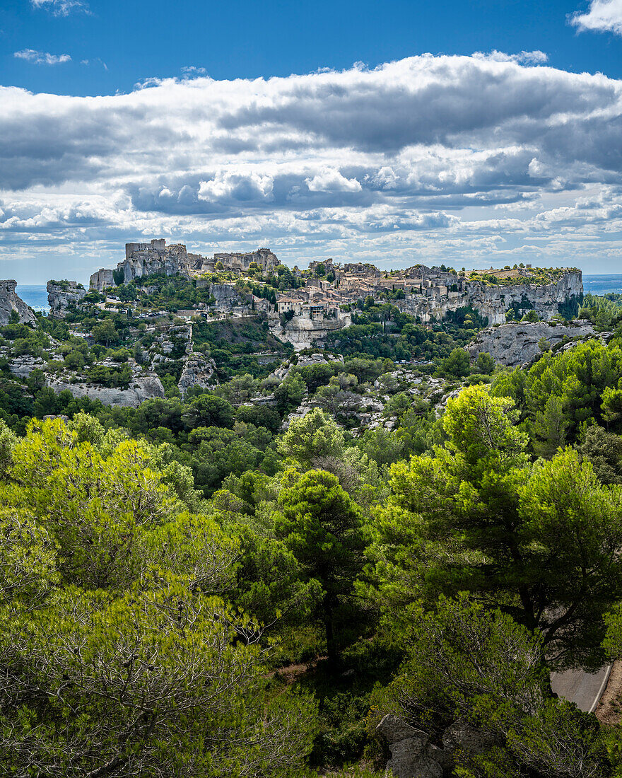 Blick auf das Felsendorf Les Baux de Provence, Provence-Alpes-Côte d’Azur, Frankreich