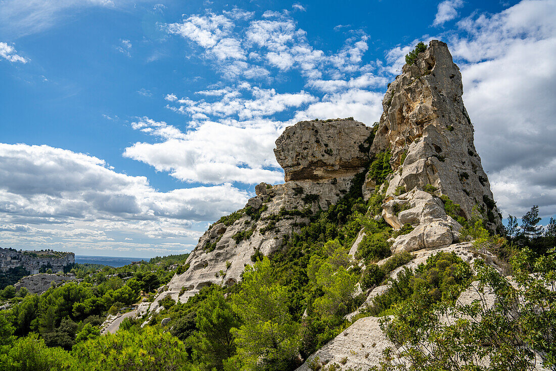  Karst rocks at Les Baux de Provence, Provence-Alpes-Côte d&#39;Azur, France 