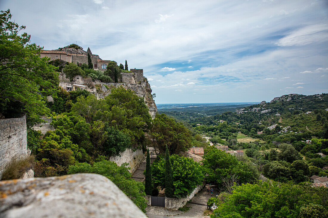  View from the historic village of Les Baux de Provence to the karst landscape, Provence-Alpes-Côte d&#39;Azur, France 