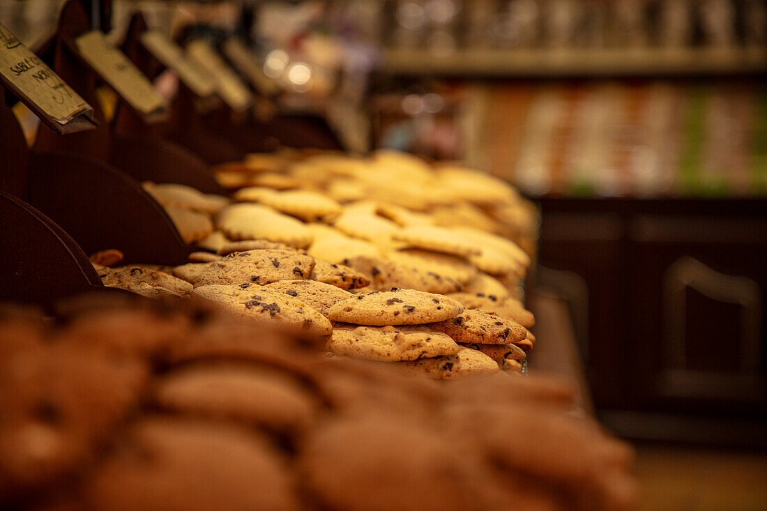 Süße Delikatessen in einem Laden in Les Baux de Provence, Provence-Alpes-Côte d’Azur, Frankreich