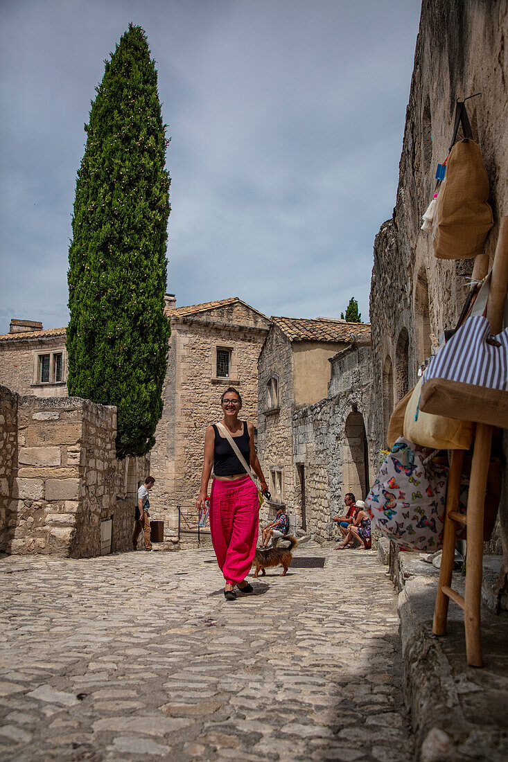 Belebte Gassen in Les Baux de Provence, Provence-Alpes-Côte d’Azur, Frankreich