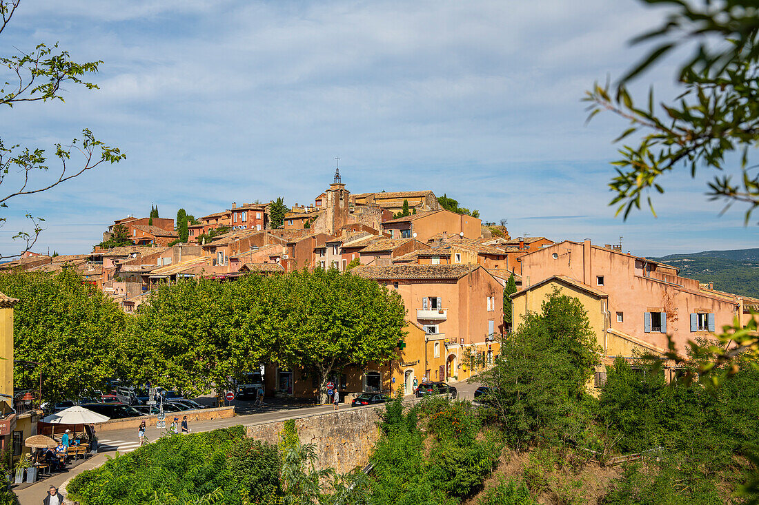  View of the old town of Roussillon in the Vaucluse department of the Provence-Alpes-Côte d&#39;Azur region in France. 