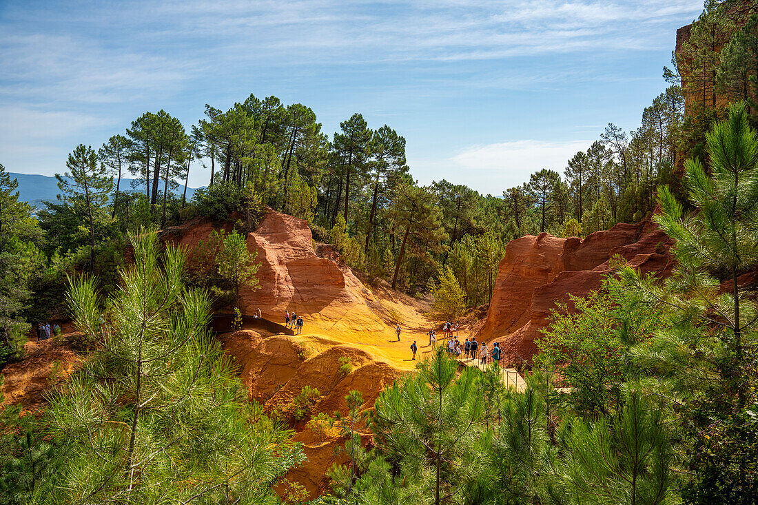  Ochre educational trail in the former ochre quarry near Roussillon, Vaucluse department; Provence-Alpes-Côte d&#39;Azur, France. 