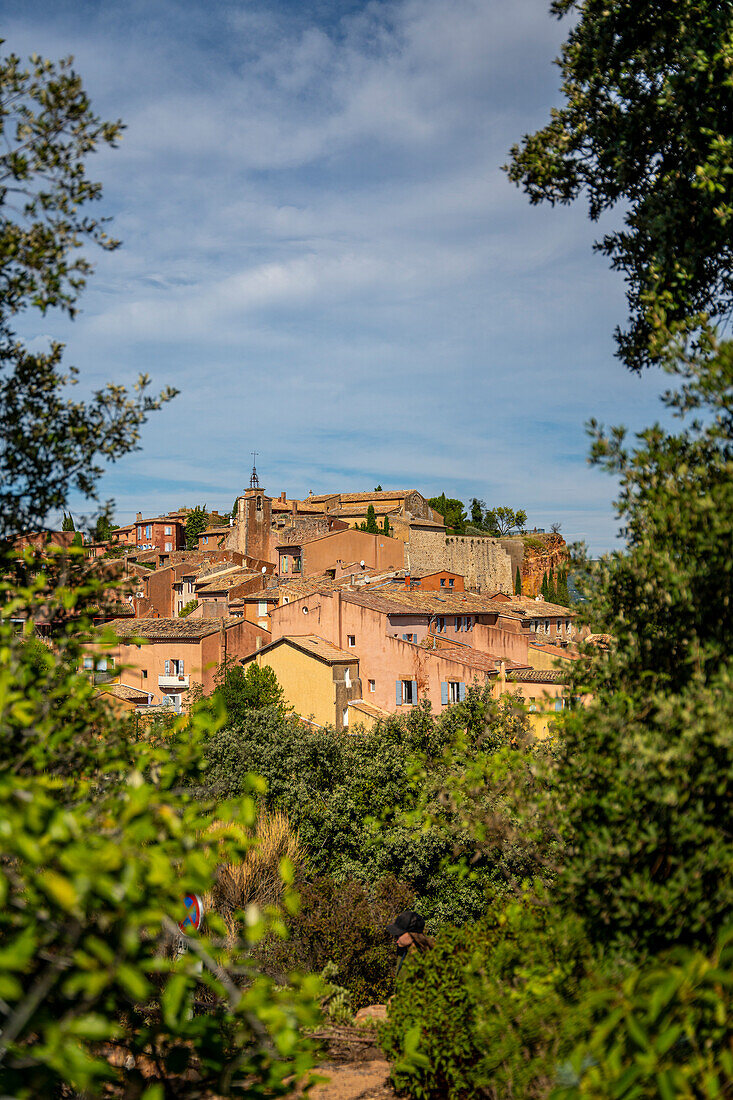  View of the old town of Roussillon in the Vaucluse department of the Provence-Alpes-Côte d&#39;Azur region in France. 