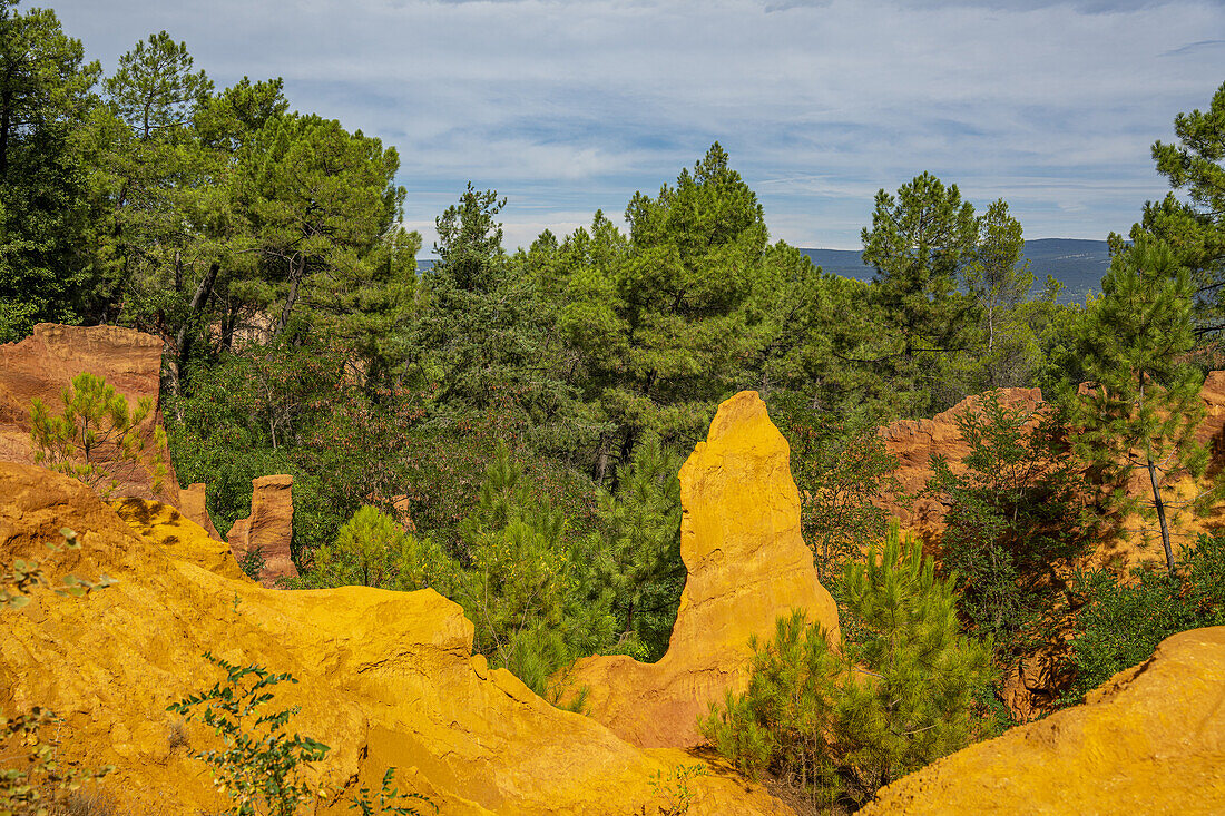  Ochre educational trail in the former ochre quarry near Roussillon, Vaucluse department; Provence-Alpes-Côte d&#39;Azur, France. 