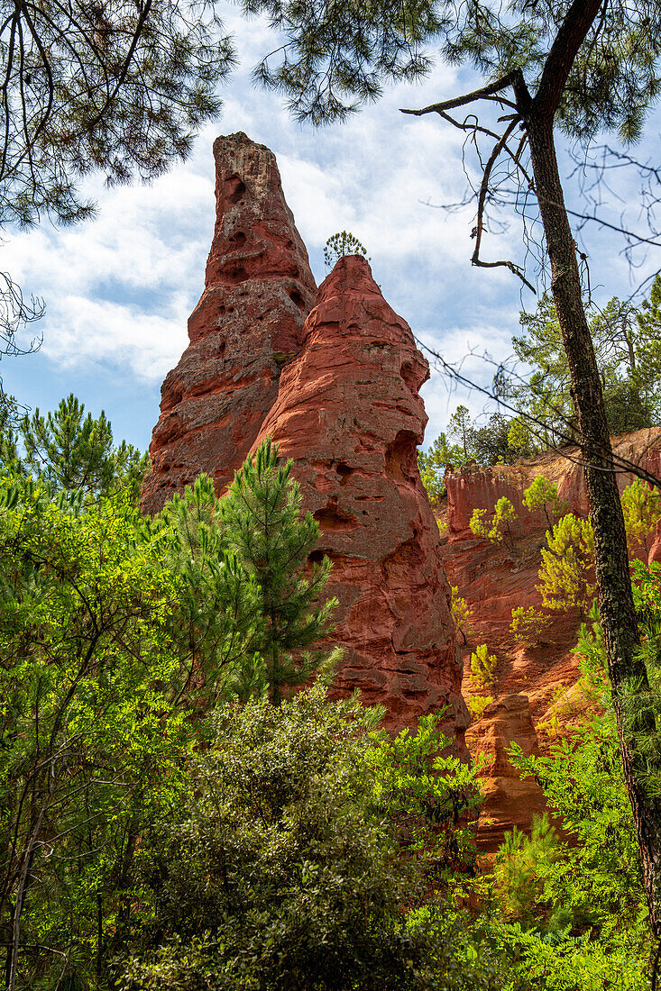  Ochre educational trail in the former ochre quarry near Roussillon, Vaucluse department; Provence-Alpes-Côte d&#39;Azur, France. 